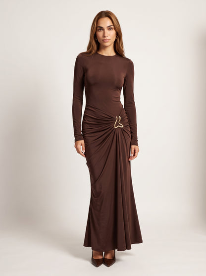 ALBA | Vestido Largo Drapeado con Broche Dorado