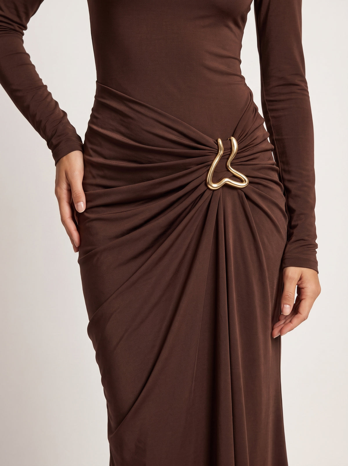 ALBA | Vestido Largo Drapeado con Broche Dorado