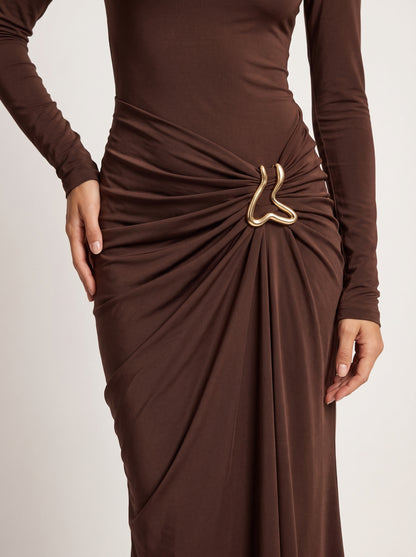 ALBA | Vestido Largo Drapeado con Broche Dorado